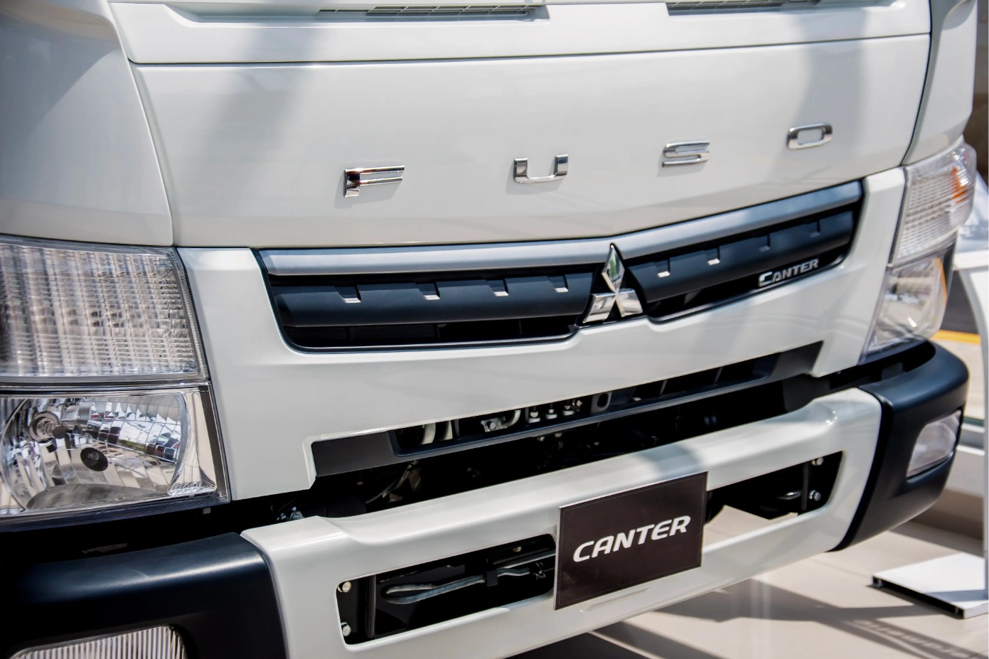 Cami&oacute;n FUSO exhibido en la nueva sede de Interamericana en Piura